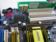 Вставляем память и процессор, включаем питание&nbsp;:) Плата благополучно стартует.